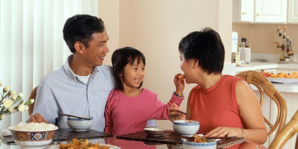 Gia đình Việt ba thế hệ quây quần bên mâm cơm, minh họa đăng ký người phụ thuộc giảm trừ gia cảnh