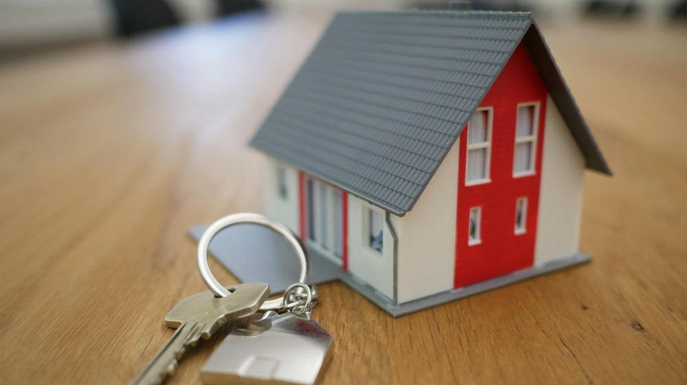 Tổng thuế phí khi sang tên thường chiếm khoảng 2,5% giá trị giao dịch, cần được tính vào ngân sách ngay từ lúc đặt cọc