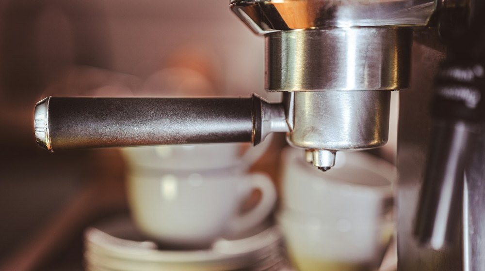 Sổ theo dõi hóa đơn nên được cập nhật cùng lúc với việc phát hành hoặc nhận hóa đơn, thay vì dồn đến cuối kỳ